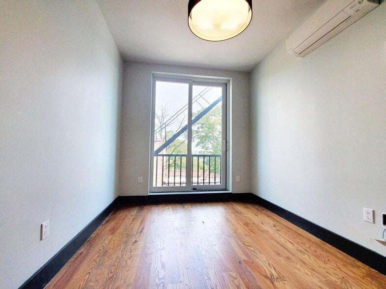 Building Photo - 301 Broadway