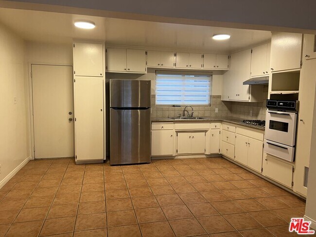 Primary Photo - 469 W 19th St