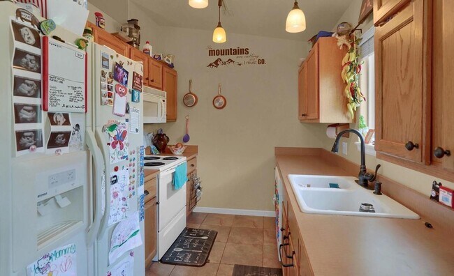 Building Photo - 3 Bedroom 2 Bath Single Family Home Near U...