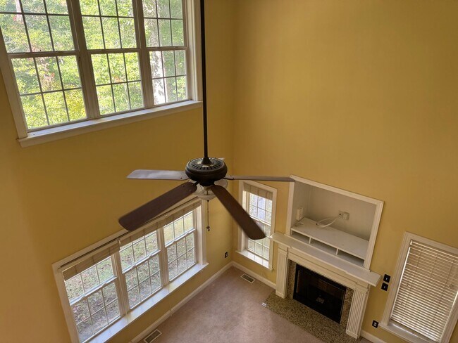 Building Photo - Beautiful Home in River Bluffs