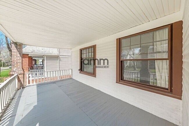 Building Photo - 1695 Glenmont Lower