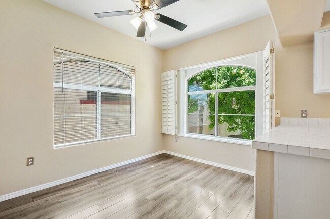 Building Photo - 2-Bedroom Condo in Gated Community!