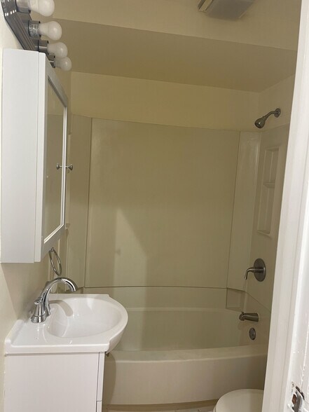 Building Photo - 24 Garden St