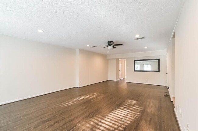 Building Photo - 496 N Post Oak Ln