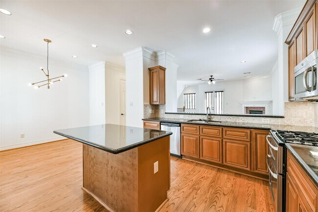 Building Photo - 1529 Rosewood St