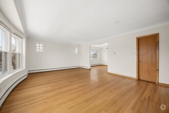 Building Photo - Massive 4-Bed, 2-Bath Apartment in Berwyn ...