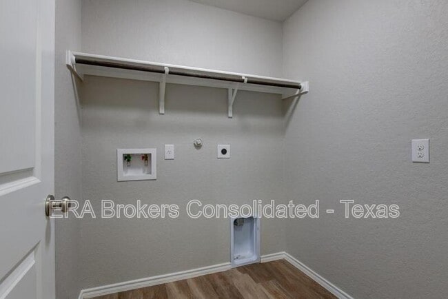 Building Photo - 6039 Akin Quay