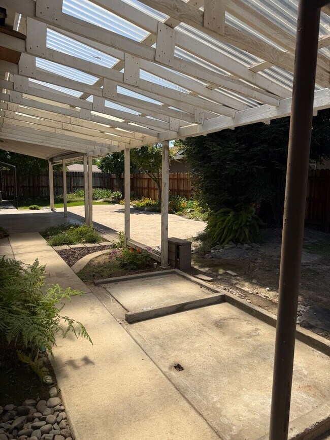 Building Photo - 3 Bedroom 2 bath with Rv Parking