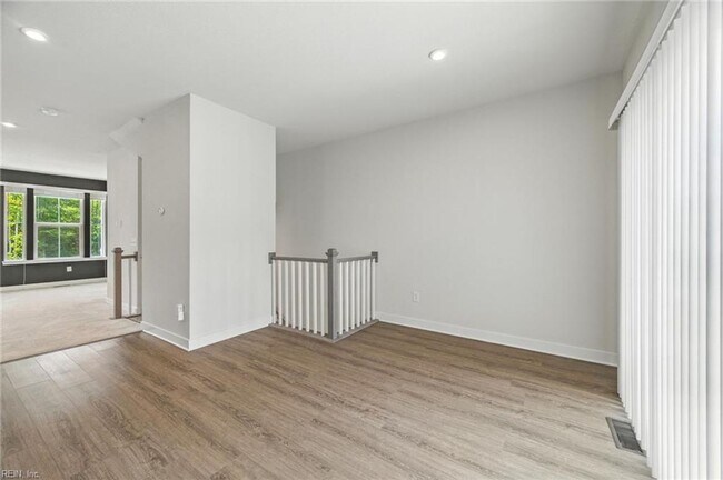 Building Photo - Newer Townhouse for lease