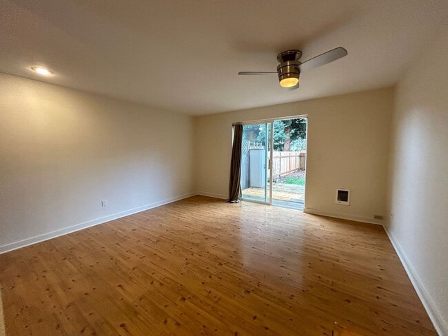 Building Photo - 2 Bed 1.5 Bath Townhouse ~ Fully Fenced Ba...