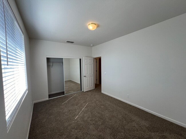 Building Photo - 5 bedroom home located in Sylvan School District!