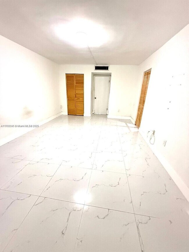 Building Photo - 1401 NE 191st St