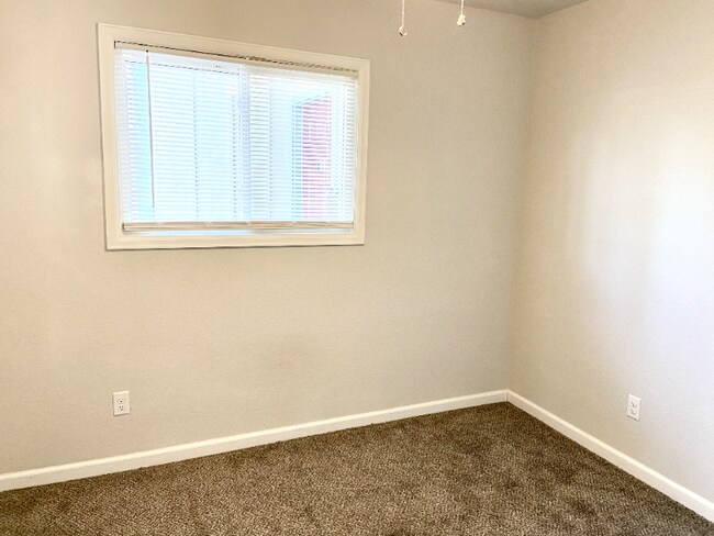 Building Photo - 305 Redwood Dr
