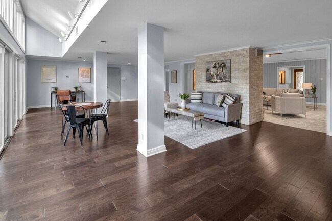 Building Photo - CHARMING 5 BDRM HOME IN CASTLE HILLS!!