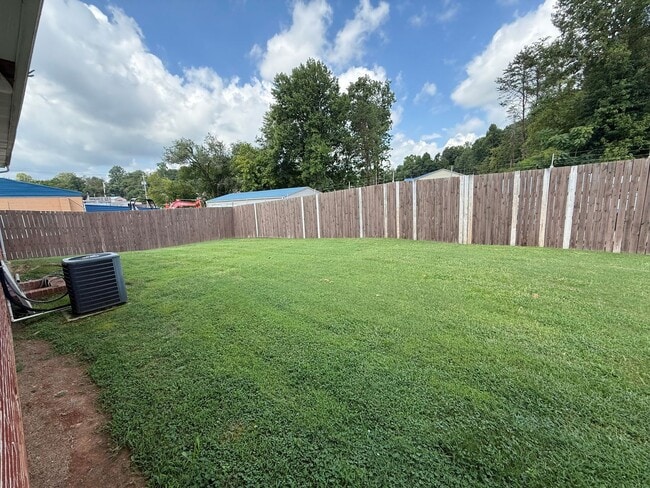 Building Photo - 3 Bedroom / 1.5 Bath Brick Home Kingsport TN