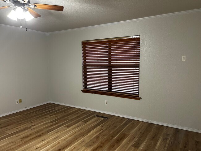 Building Photo - 308 W Raleigh Pl