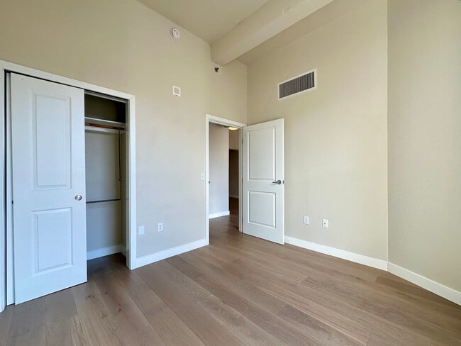 Building Photo - Bright 1BR/1BA Condo in Downtown SF – Step...