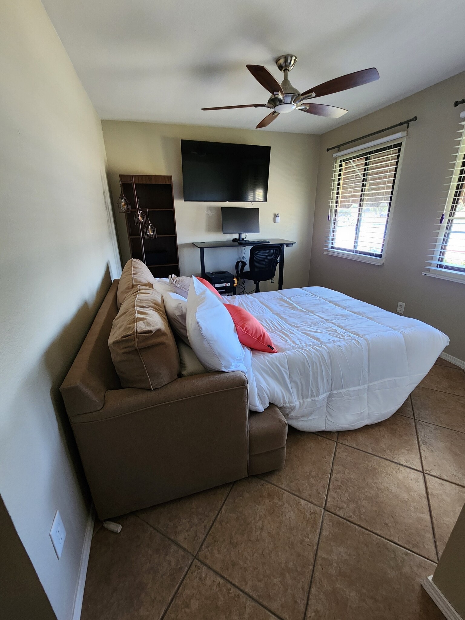 Bedroom or office? Lazy-e-boy sofa bed lets you choose! Greatly views. - 5050 N 81st St