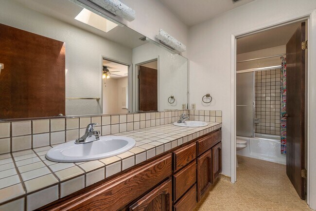 Building Photo - 3 Bedroom 2.5 Bathroom SFH in Los Altos!