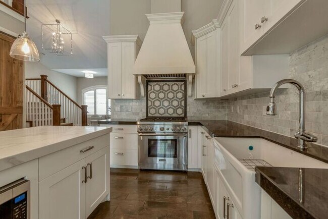 Building Photo - Upmarket Townhouse in Sought After Holladay City