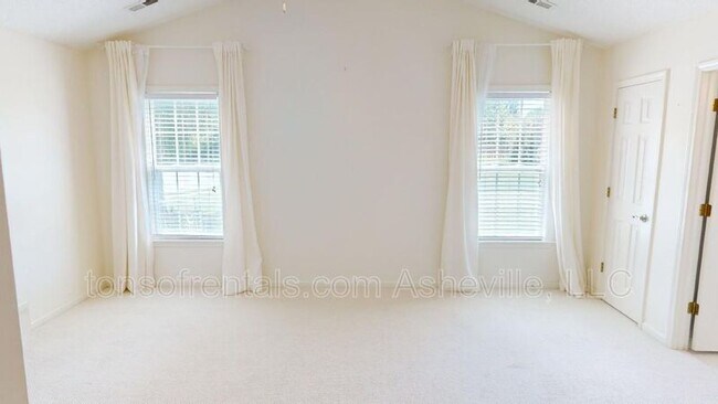 Building Photo - 342 Meadow Pathway Dr