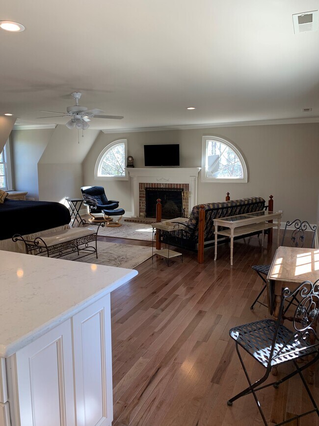 Building Photo - Short Term Furnished Luxury Studio