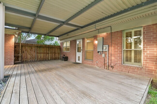 Building Photo - Freshly Painted Beauty with Spacious Outdo...