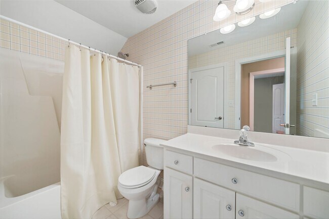 Building Photo - Available 07/10/26! Lovely 3 bedroom townhome close to the Eno River in Country Club Heights!