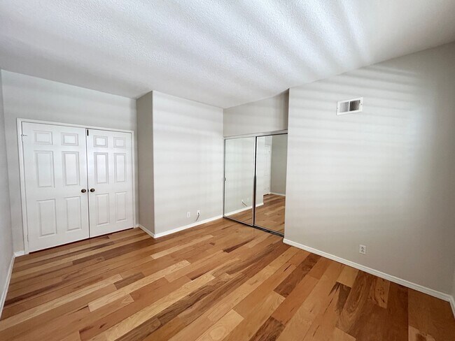 Building Photo - 8132 E Hillsdale Dr