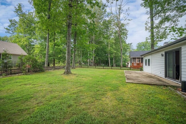 Building Photo - Spacious rental in desirable neighborhood ...