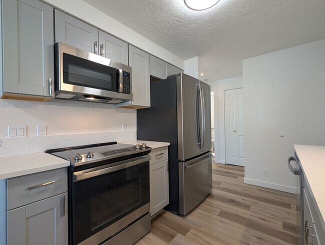 Building Photo - Newly Remodeled 2-Bedroom, 1-Bath Duplex in Thurston Area of Springfield!