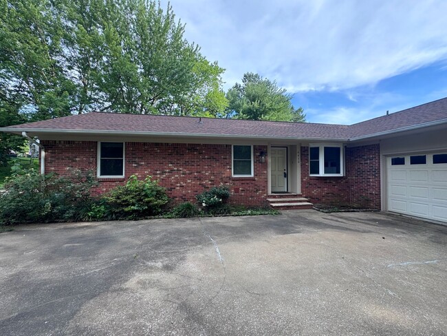 Building Photo - 3 bedroom 2 bath in Lone Oak