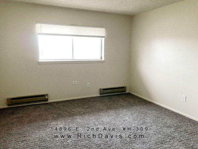 Building Photo - 2 bed, 2 bath with washer/dryer hookup.  Great location off Sable and 2nd Ave.