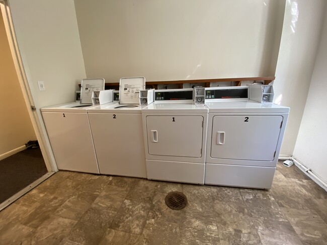 Building Photo - 2 Larose Pl