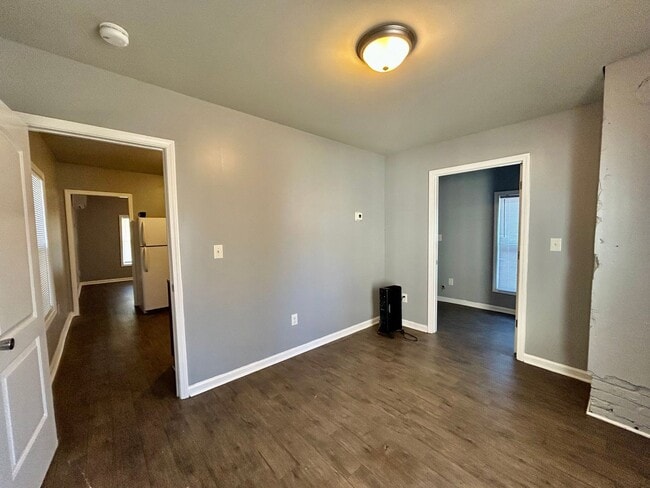 Building Photo - 1 Bedroom House Downtown!