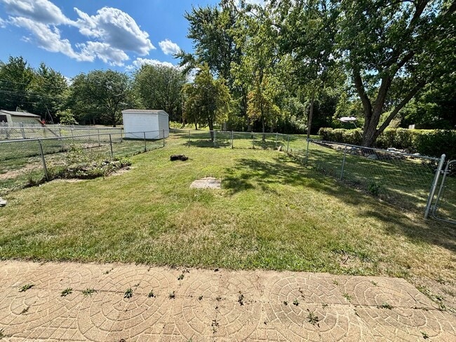 Building Photo - Three Bedroom / Two Bathroom House AVAILAB...