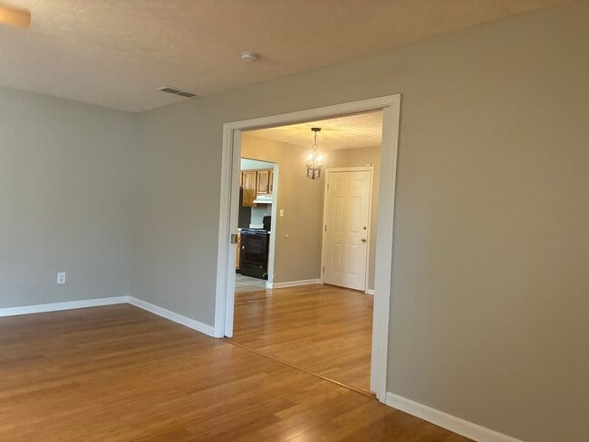 Building Photo - **NEW PRICE**   **New Paint**   **New Carpet**  Ready for YOU!!