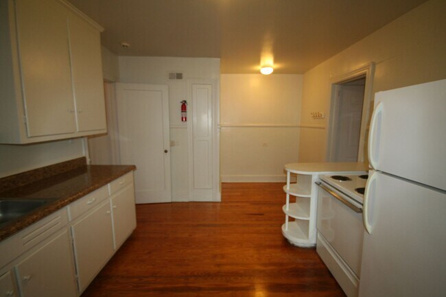 Building Photo - 1404 W Chapel Hill St