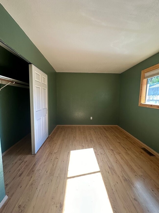 Building Photo - Well Kept Home in Quiet Neighborhood with ...