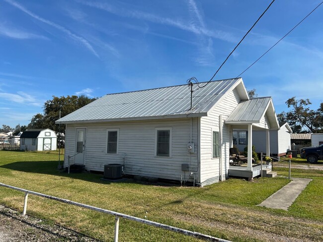 Building Photo - One Bedroom , One Bathroom