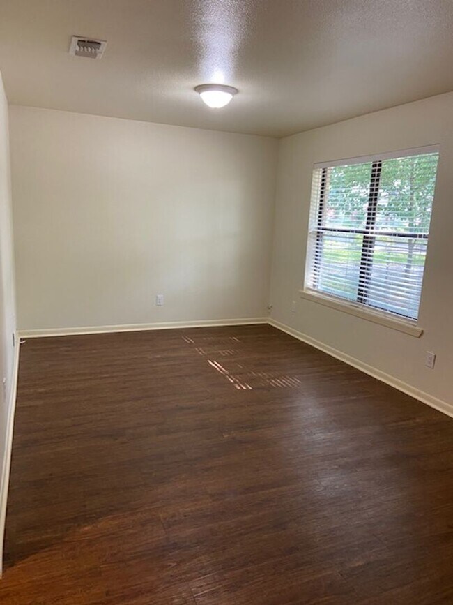 Building Photo - 2bed/1bath Duplex Available for Lease in L...