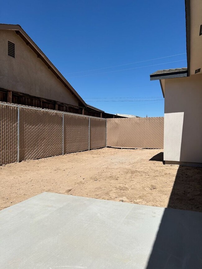 Building Photo - 1340 W Mariposa Ave