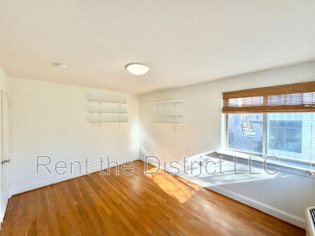 Building Photo - 1029 Perry St NE