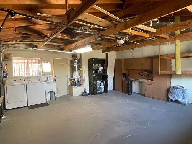 Building Photo - Charming Joshua Tree Village Home