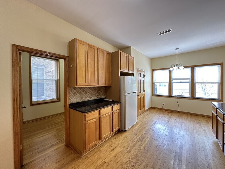 Building Photo - 2136 W Chicago Ave