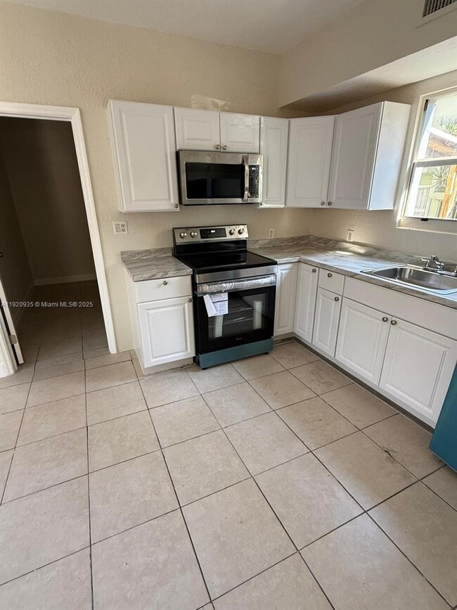 Building Photo - 829 SW 3rd St