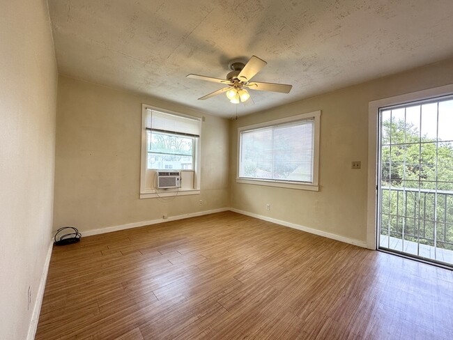 Building Photo - Cute 1 Bedroom 1 Bathroom Unit