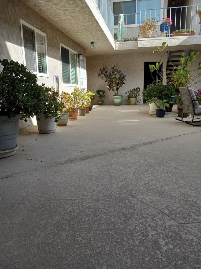 Building Photo - Location is Everything!  2 Minute Walk to the Sand of Mission Bay from Your Front Door!