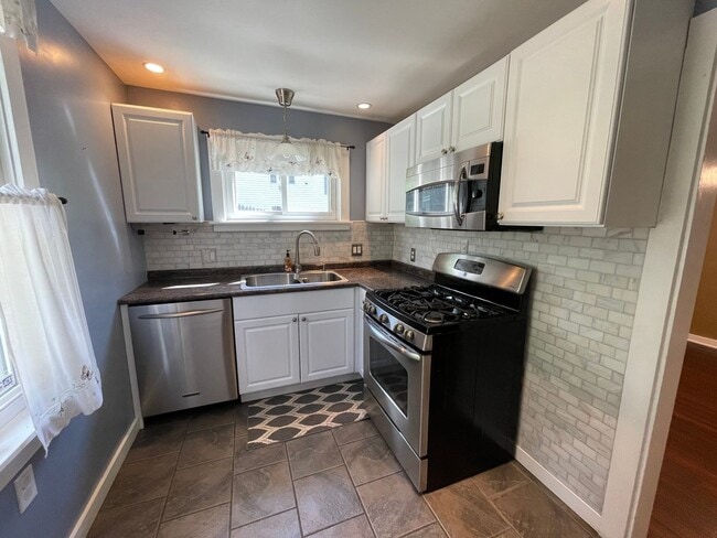 Building Photo - Charming 2BR Home with Large Yard & Porch in Mount Washington