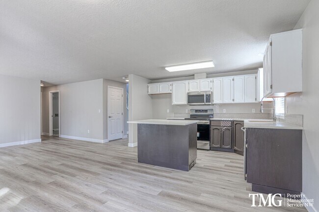 Building Photo - **MI Special: Feb Rent Free!!** 4 Bed 2.5 Bath Home Near Parks, Shopping, and Dining. Main Level ...